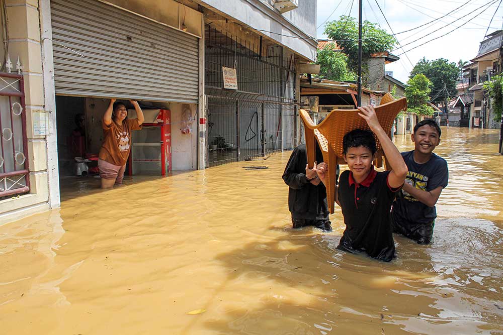 Air Tak Kunjung Surut, Banjir Ciliwung Lumpuhkan Sejumlah Wilayah Jakarta Timur dan Selatan