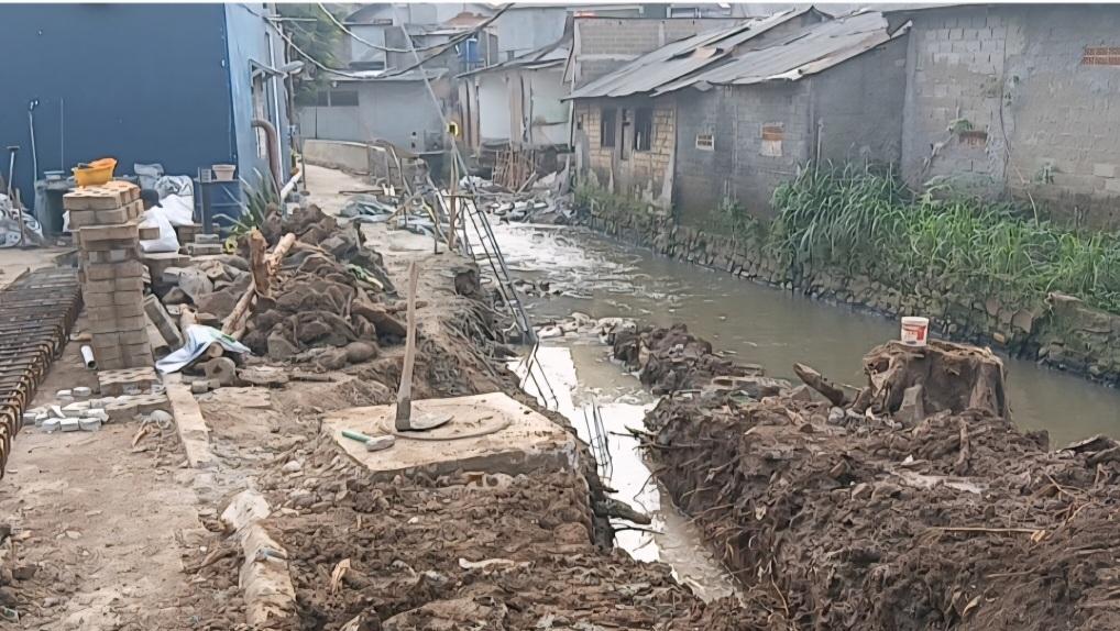 Rp674 Juta untuk Lindungi Warga! Turap Kali Cipinang Hampir Selesai!