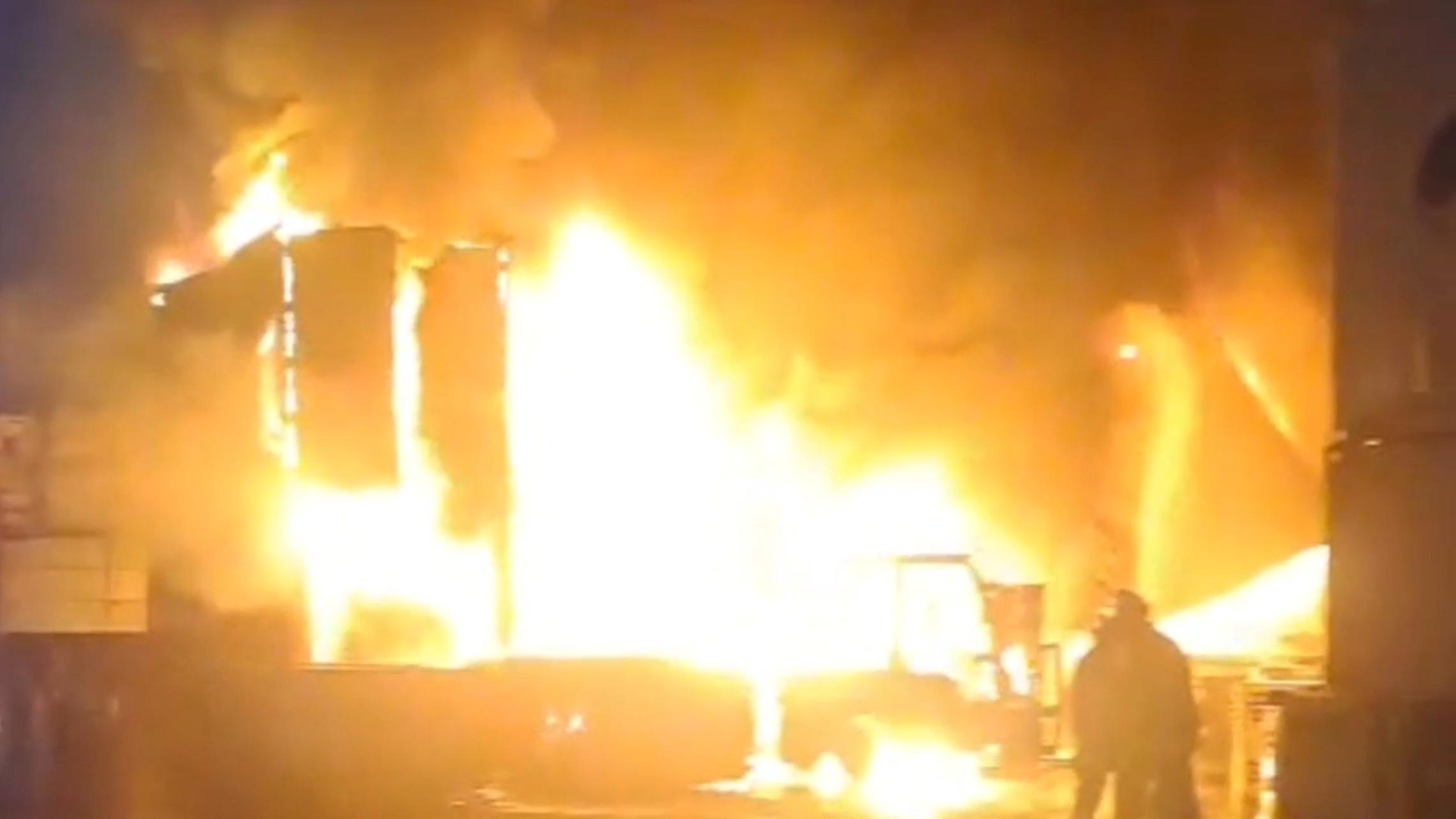 Warga Panik! Gudang PT Gahajaya Terbakar Hebat, Api Susah Dipadamkan!