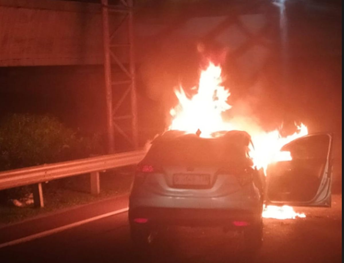 Mobil JakLingko Terbakar di Jatinegara, Diduga Akibat Korsleting