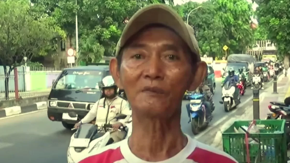 Kesal Pemotor Terobos Trotoar, Pria Ini ‘Pasang’ Ular Piton Peliharaannya