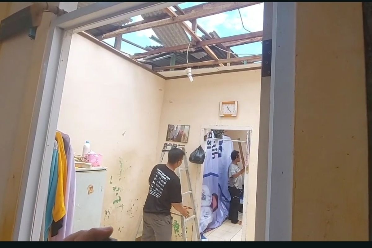 Atap Rumah Warga di Pondok Kopi Beterbangan Diterjang Angin Kencang