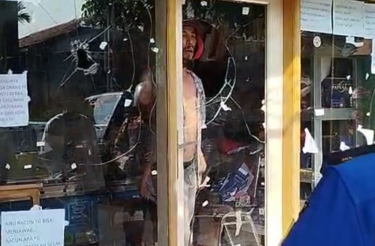 Dramatis! Dua Anak Disandera Ayah ODGJ di Ruko Pasar Rebo!