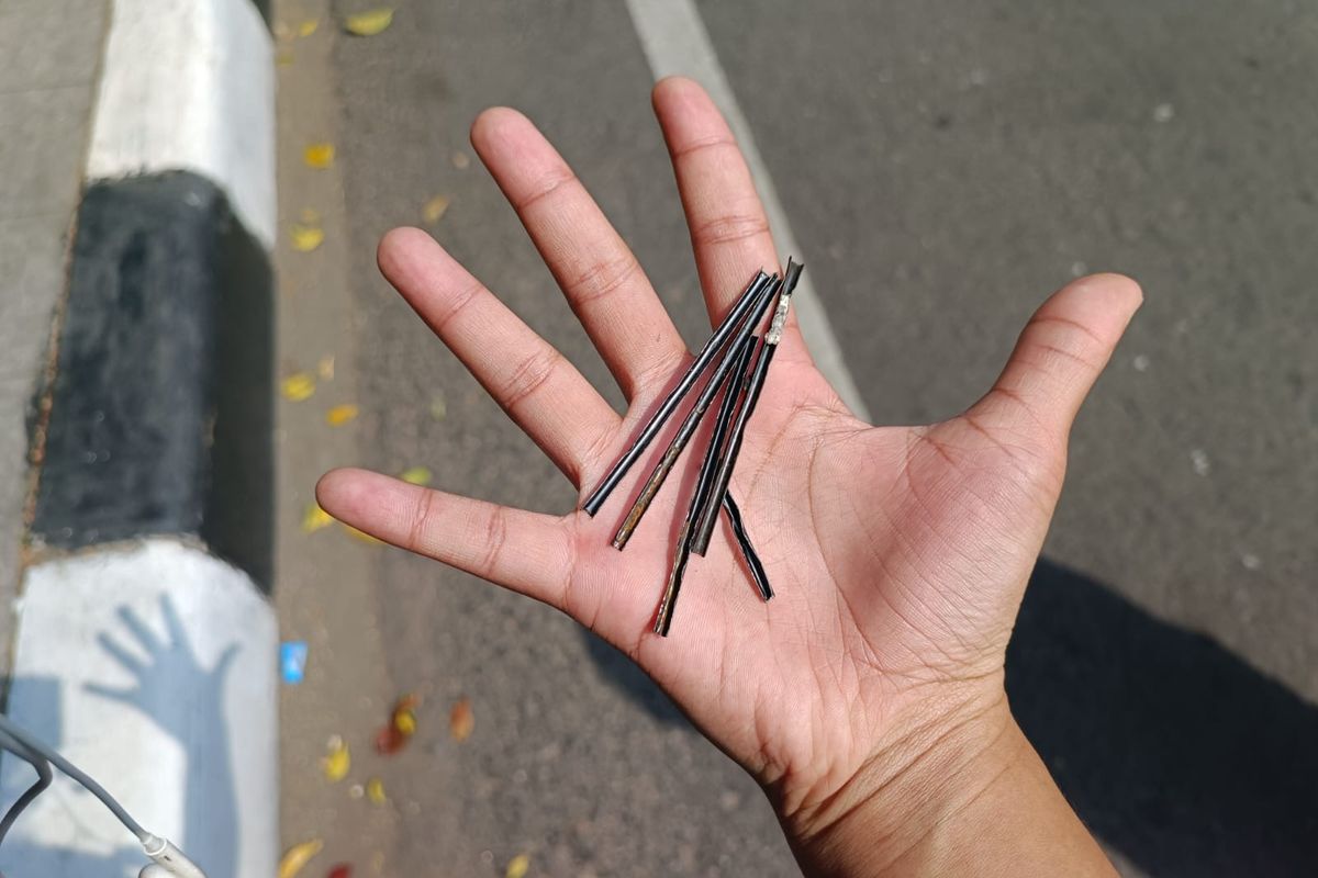 Ngeri! Jalan dI Panjaitan Dipenuhi Ranjau Paku, Petugas Langsung Sapu Bersih!