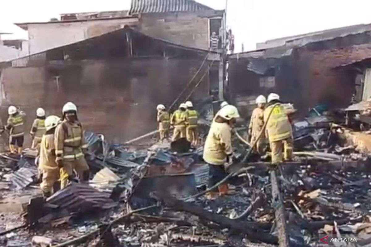 Lapak Barang Bekas di Duren Sawit Jaktim Kebakaran, 11 Unit Damkar Dikerahkan